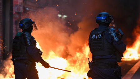 Agentes de policía en medio de enfrentamientos en la Plaza de la República tras una manifestación no autorizada, en el centro de París.