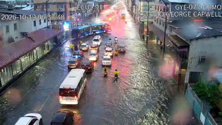 Las calles de Guayaquil amanecieron inundadas por las fuertes lluvias que soportó la ciudad la madrugada de este lunes.