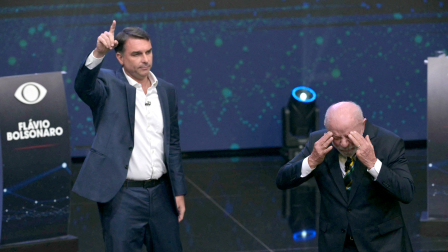 El presidente y candidato presidencial de Brasil, Luiz Inácio Lula da Silva, y el candidato Flavio Bolsonaro, durante el debate previo a la segunda vuelta de las elecciones presidenciales.