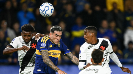 El mediocampista de Vasco da Gama #23 Thiago Mendes (L), el defensor de Boca Juniors #02 Lautaro Di Lollo (C) y el defensor de Vasco da Gama #30 Robert Renan.