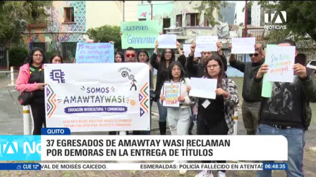 Un grupo de 37 egresados de la carrera de Lengua y Cultura en Quito reclamaron retrasos prolongados en sus procesos de titulación y deficiencias docentes para tomar clases. Un reportaje de Juan Miguel Rodríguez
