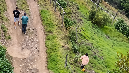 Comuneros de Cochapamba, en Saquisilí, recorren el páramo para ahuyentar a perros ferales que estarían atacando a sus ovejas.