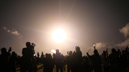 En el Centro Espacial de Tanegashima, en la prefectura de Kagoshima, varias personas presenciaron el lanzamiento del cohete H3