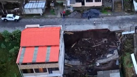 Un muro colapsó en el sector de la Argelia Baja, en el sur de Quito.