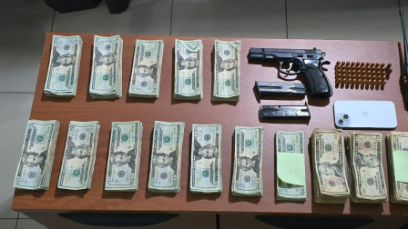 Una mujer fue detenida en Guayaquil con armas, municiones y USD 15 000 en efectivo la tarde de este martes 20 de octubre de 2026.
