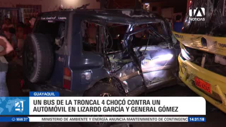 El autobús que cubría la ruta Samanes chocó contra una motocicleta que lo interceptó en el cruce de la ciudadela Los Guayacanes. Un reportaje de Ever Moreira