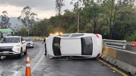 Un vehículo blanco se volcó sobre la av. Simón Bolívar, sector Puengasí