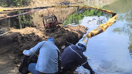 Técnicos realizaron labores para recuperar el crudo derramado en Esmeraldas en marzo de 2025