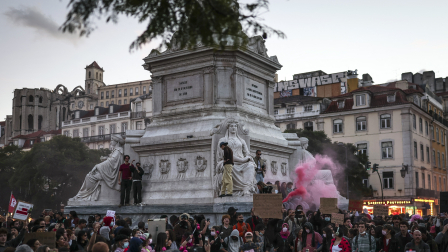 Varias personas se congregan portando banderas y coreando consignas durante una protesta contra la escasez de viviendas, el aumento desorbitado de los alquileres