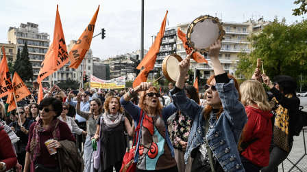 Manifestantes protestan contra el alto costo de la vida en Grecia.
