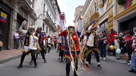 Los desfiles en las principales calles de Quito son de los principales eventos por las fiestas de Quito.