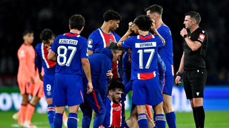 El delantero georgiano del PSG, Khvicha Kvaratskhelia (n.º 7, al centro), recibe asistencia médica tras sufrir una lesión durante El partido de la tercera jornada de la primera fase de la Liga de Campeones de la UEFA entre el Paris Saint-Germain (PSG) y el FC Barcelona,