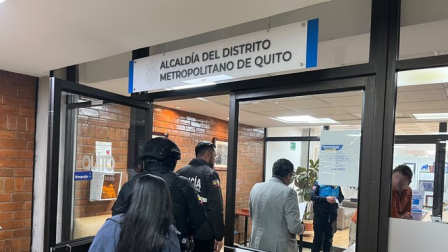 Funcionarios de la Fiscalía y la Policía ingresaron a las oficinas del Municipio de Quito, en el centro de la capital.