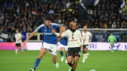 El defensa español del Como, Jacobo Ramón (izq.), disputa el balón con el delantero camerunés del Manchester United, Bryan Mbeumo (izq.), durante el partido de la tercera jornada de la fase de grupos de la UEFA Champions League entre el Como 1907 y el Manchester United en el Estadio Giuseppe Sinigaglia de Como, en el norte de Italia, el 21 de octubre de 2026.