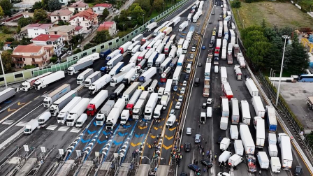 Las protestas de transportistas cumplen seis días y provocan retenciones en varias regiones italianas.