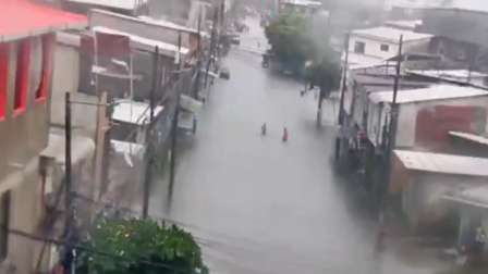 Imágenes del ECU 911 muestran avenidas cubiertas de agua y dificultades para movilizarse.