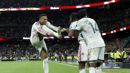 El delantero marfileño del Real Madrid, Yan Diomande (n.º 25), celebra el cuarto gol de su equipo junto al delantero francés del Real Madrid, Kylian Mbappé (n.º 10, a la izquierda), y al centrocampista francés del Real Madrid