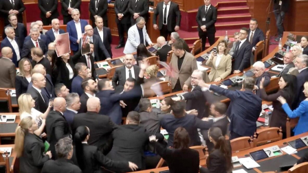 Crisis política en Albania: Forcejeos en el hemiciclo y más de 300 heridos en las calles de Tirana