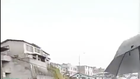 Agentes de tránsito colaboran en la remoción de granizo acumulado en el sector de La Comuna, en Quito, este jueves 22 de octubre de 2026.
