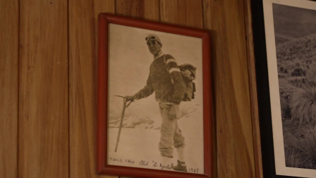A los ochenta años y tras haber pisado mil veces la cima del Chimborazo, este pionero de la montaña que conquistó los Himalayas, los Alpes y el Ártico sigue eligiendo el mismo refugio de su juventud. Su vida no se mide en cumbres conquistadas; lo que Marco Cruz atesora es esa curiosidad intacta que, después de una vida en las alturas, lo empuja a no dejar el montañismo.