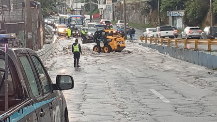 Las fuertes lluvias y la granizada afectaron la circulación vehicular en varios sectores de Quito este jueves 22 de octubre.