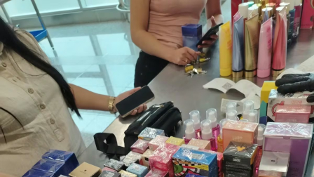La SENAE detectó 182 perfumes, splash y cremas en los equipajes de dos pasajeras procedentes de Panamá, durante controles en el aeropuerto de Quito.