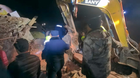 Personal de los servicios de emergencia coordina los esfuerzos de rescate tras un terremoto, en Nagqu, Región Autónoma del Tíbet.