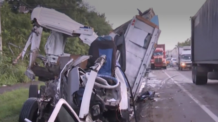 Un camión y un tráiler involucrados en un siniestro de tránsito en la vía a la Costa, este viernes 23 de octubre de 2026.