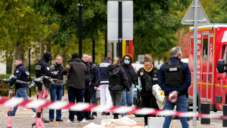 Policía levanta el cuerpo de un hombre tras un tiroteo en París.