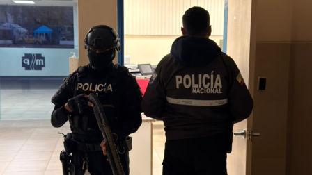 John Reimberg, ministro del Interior, informó que la madrugada de este viernes 22 de octubre de 2026 fueron allanadas las instalaciones del Hopsitila de Ambato y dos casas.