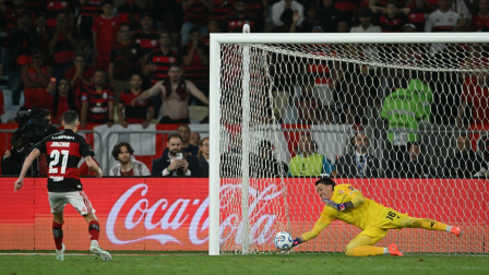 El portero uruguayo de Estudiantes #16 Fernando Muslera detiene el tiro penal del mediocampista italiano de Flamengo #21 Jorginho durante el partido de fútbol de vuelta de la semifinal de la Copa Libertadores entre Flamengo de Brasil y Estudiantes de La Plata