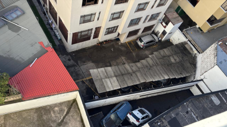 En viviendas y calles de Quito, vechículos resultaron afectados por el aguacero del jueves 22 de octubre de 2026.