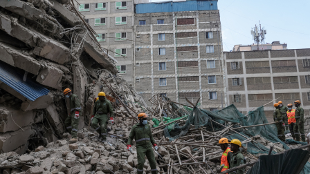 Personal del Batallón de Respuesta ante Desastres de las Fuerzas de Defensa de Kenia inspecciona los escombros de un edificio residencial derrumbado en Nairobi.