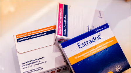 Imagen referencial sobre los distintos tratamientos hormonales y medicamentos utilizados para aliviar los síntomas de la menopausia.