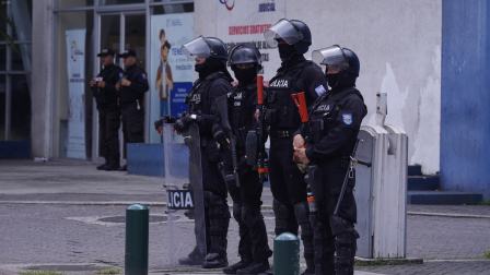 Fuerte resguardo policial en el ingreso principal del Cuartel Modelo, a la salida de Luisa González.
