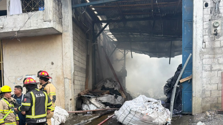 Incendio en recicladora en el noroeste de Guayaquil.