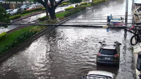 Fuerte lluvia causa inundaciones y caos vehicular en Guayaquil