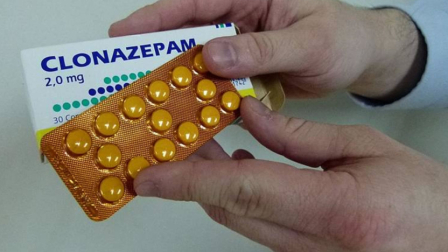El clonazepam es un medicamento de uso controlado que actúa sobre el sistema nervioso central y requiere supervisión médica.