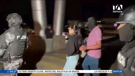 La excandidata presidencial fue movilizada en un avión de la FAE tras la orden judicial y será trasladada por tierra en convoy militar hacia Riobamba.