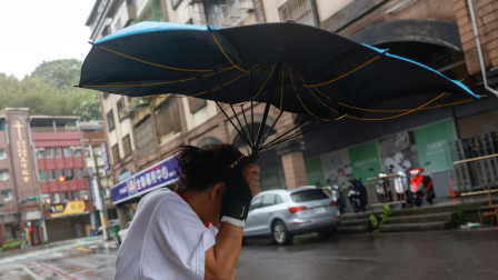 El tifón Champi provocó evacuaciones, daños y cancelaciones de vuelos en Taiwán este viernes 23 de octubre de 2026.