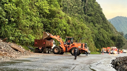 La Prefectura de Pichincha continúa con la limpieza de material en el kilómetro 53 de la vía Alóag-Unión del Toachi este sábado 24 de octubre.