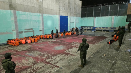 Militares decomisaron nueve celulares y otros artículos prohibidos durante una requisa en el CPL Azuay N.º 1, en Cuenca.