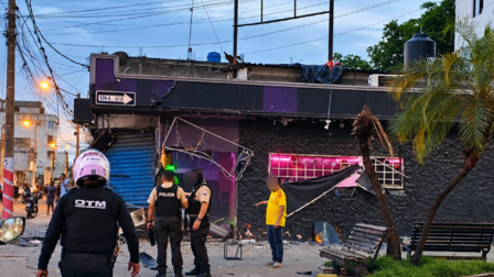Ataque con explosivos en la zona rosa de Machala deja un bar destruido y daños en viviendas este domingo 25 de octubre de 2026.