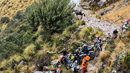 Un grupo de motociclistas realizó enduro en el sector de las lagunas Pampeadas, en Cajas.