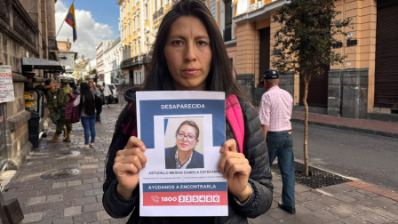 Carolina Mesías, primas de Daniela Astudillo, pide a las autoridades que las búsquedas continúen en los exteriores del Ministerio del Interior, la mañana de este lunes 26 de octubre de 2026.