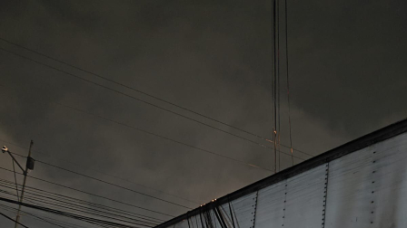 Un tráiler se llevó dos postes en la ciudadela 9 de Octubre, en Guayaquil este lunes 9 de octubre.
