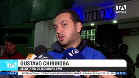 Autoridades ejecutaron un operativo de control interinstitucional en los alrededores de la zona universitaria de Quito para supervisar el cumplimiento de la normativa vigente. La intervención dejó como resultado la clausura de seis establecimientos comerciales, la detención de un ciudadano y el decomiso de un arma de fuego. Un reporte de Nathalie Jiménez.