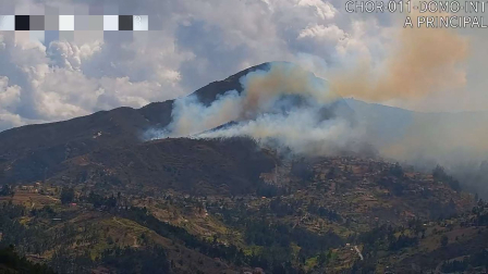 Una extensa columna de humo se levanta sobre el cerro Pizhi, en Gualaceo, por un incendio forestal registrado este lunes 26 de octubre.