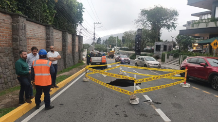 Reportan peligroso socavón en la calle Belisario Quevedo