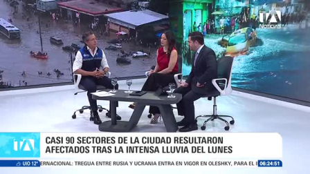 Alex Anchundia, gerente general de Segura EP, analizó la crítica jornada vivida en Guayaquil tras un evento meteorológico extraordinario en el que cayeron cerca de 100 mil millones de litros de agua en solo dos horas. Explicó que esta precipitación atípica —que representa ya el 60% de lo que llueve en toda la temporada invernal— sobrepasó la capacidad de evacuación pluvial y generó cerca de 80 emergencias, árboles caídos y graves represamientos de agua. Señaló que el colapso vial se profundizó por factores estructurales y logísticos, como los cerramientos rígidos en obras públicas (como en la av. Leopoldo Carrera) que impidieron el flujo hídrico, el desborde de basura en los sumideros y la limitación operativa de la ATM, que disponía de apenas 150 agentes para toda la urbe durante ese turno.